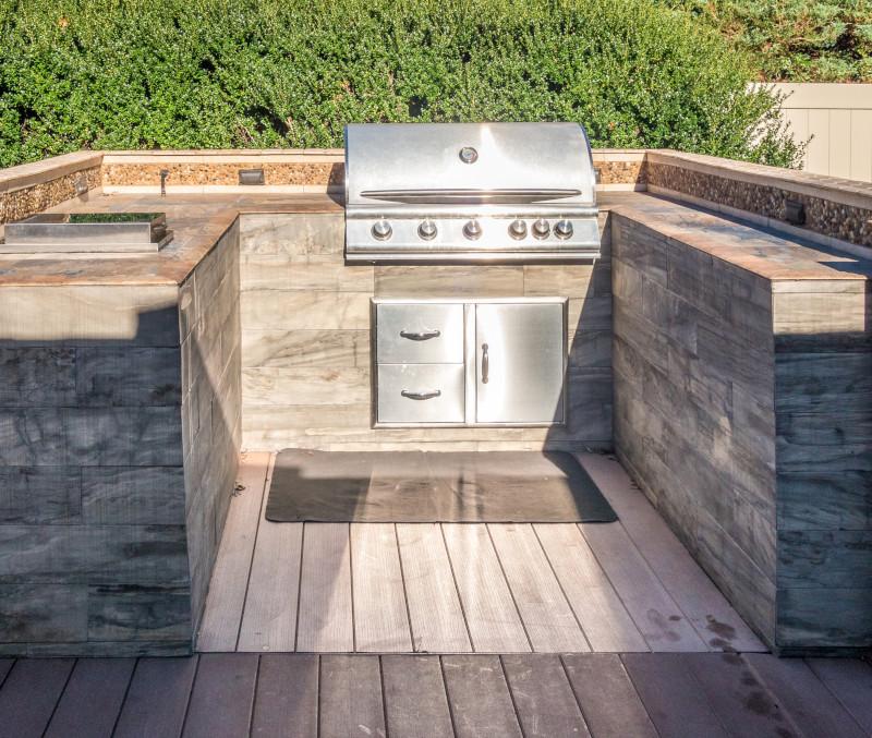 Talk to Your Deck Builder Before Adding an Outdoor Kitchen
